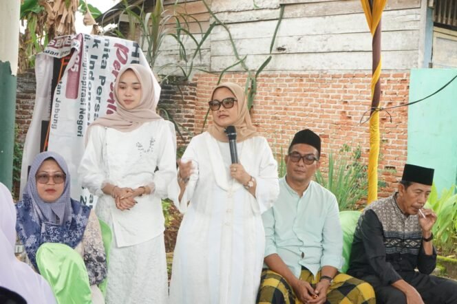 
 Bupati Lampung Timur Ella Siti Nuryamah bersama Juara KDI Intan Putri. Foto dok 