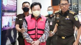 SW alias ST selaku Manager Pemasaran PT Sumatraco Langgeng Makmur/Direktur PT Sumatraco Langgeng Abadi saat dibawa ke Rutan Salemba Cabang Kejaksaan Agung, Senin (7/11/2022). Foto Ist