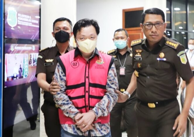 
 SW alias ST selaku Manager Pemasaran PT Sumatraco Langgeng Makmur/Direktur PT Sumatraco Langgeng Abadi saat dibawa ke Rutan Salemba Cabang Kejaksaan Agung, Senin (7/11/2022). Foto Ist