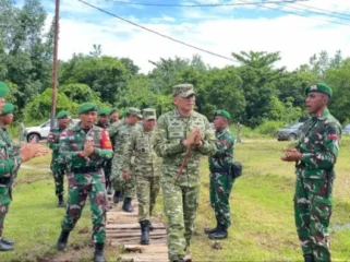 Pangdam XXI/Raden Inten Mayjen TNI Kristomei Sianturi kunjungi prajurit di Pulau Enggano, tekankan semangat, kedekatan dengan masyarakat, dan profesionalisme tugas. Foto dok