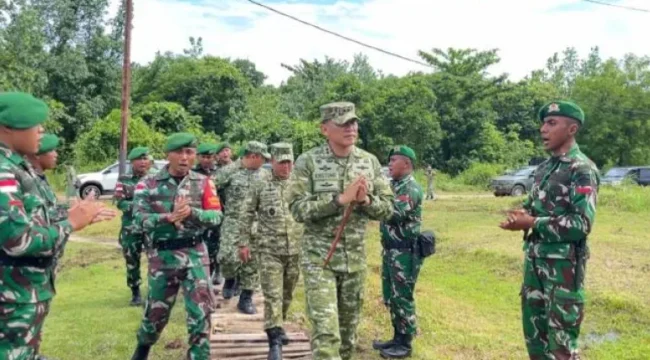 Pangdam XXI/Raden Inten Mayjen TNI Kristomei Sianturi kunjungi prajurit di Pulau Enggano, tekankan semangat, kedekatan dengan masyarakat, dan profesionalisme tugas. Foto dok