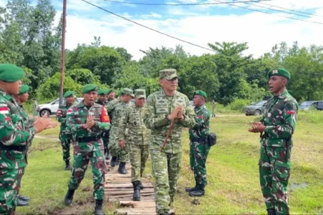 
 Pangdam XXI/Raden Inten Mayjen TNI Kristomei Sianturi kunjungi prajurit di Pulau Enggano, tekankan semangat, kedekatan dengan masyarakat, dan profesionalisme tugas. Foto dok