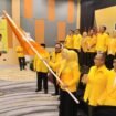 Ririn Kuswantari kibarkan bendera Partai Golkar. Foto dok