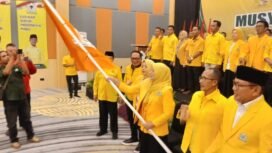 Ririn Kuswantari kibarkan bendera Partai Golkar. Foto dok