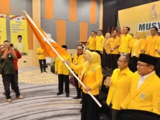 Ririn Kuswantari kibarkan bendera Partai Golkar. Foto dok