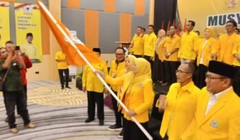 Ririn Kuswantari kibarkan bendera Partai Golkar. Foto dok
