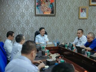 Sekdaprov Lampung Dr Marindo Kurniawan memimpin rapat. Foto dok