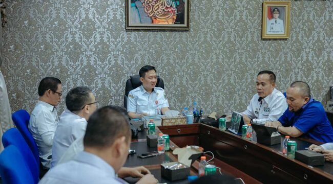 Sekdaprov Lampung Dr Marindo Kurniawan memimpin rapat. Foto dok