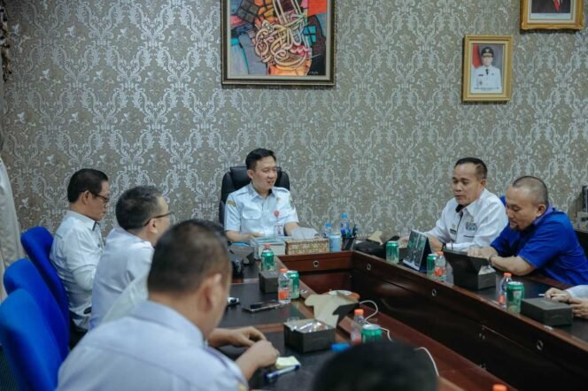 
 Sekdaprov Lampung Dr Marindo Kurniawan memimpin rapat. Foto dok