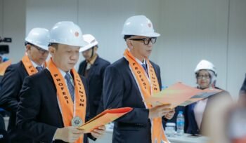 Ukir prestasi. Gubernur Mirza dan Sekdaprov Marindo saat pengukuhan Insinyur Program PPI Unila di Grand Mercure Hotel Lampung, Minggu 26 April 2026. Foto dok