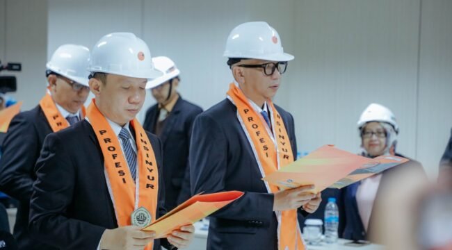 Ukir prestasi. Gubernur Mirza dan Sekdaprov Marindo saat pengukuhan Insinyur Program PPI Unila di Grand Mercure Hotel Lampung, Minggu 26 April 2026. Foto dok