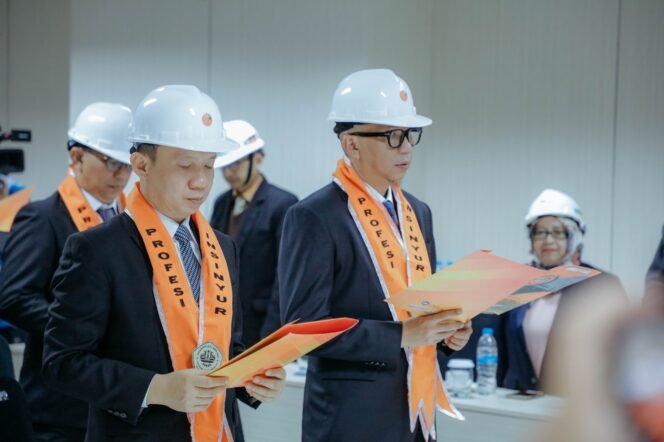 
 Ukir prestasi. Gubernur Mirza dan Sekdaprov Marindo saat pengukuhan Insinyur Program PPI Unila di Grand Mercure Hotel Lampung, Minggu 26 April 2026. Foto dok