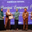 Penyerahan penghargaan dari Menteri Kemenduk Bangga/Kepala BKKBN di Radisson Hotel Bandar Lampung diterima oleh Ketua TP PKK Provinsi Lampung Ny Purnama Wulan Sari didampingi Sekdaprov Marindo Kurniawan, Selasa 28 April 2026. Foto dok
