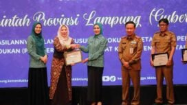 Penyerahan penghargaan dari Menteri Kemenduk Bangga/Kepala BKKBN di Radisson Hotel Bandar Lampung diterima oleh Ketua TP PKK Provinsi Lampung Ny Purnama Wulan Sari didampingi Sekdaprov Marindo Kurniawan, Selasa 28 April 2026. Foto dok 