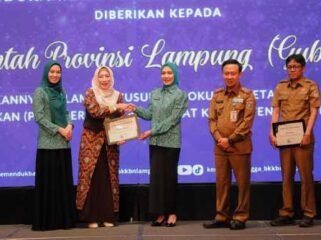 Penyerahan penghargaan dari Menteri Kemenduk Bangga/Kepala BKKBN di Radisson Hotel Bandar Lampung diterima oleh Ketua TP PKK Provinsi Lampung Ny Purnama Wulan Sari didampingi Sekdaprov Marindo Kurniawan, Selasa 28 April 2026. Foto dok 