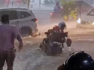 Banjir di Bandar Lampung, Selasa 13 April malam melanda jalan protokol hingga menyulitkan mobilitas warga. Foto banjir di persimpangan lampu merah RSUDAM. Foto dok