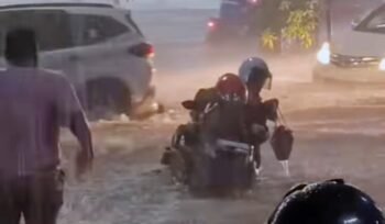 Banjir di Bandar Lampung, Selasa 13 April malam melanda jalan protokol hingga menyulitkan mobilitas warga. Foto banjir di persimpangan lampu merah RSUDAM. Foto dok