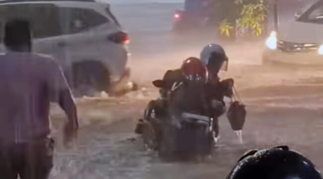 Banjir di Bandar Lampung, Selasa 13 April malam melanda jalan protokol hingga menyulitkan mobilitas warga. Foto banjir di persimpangan lampu merah RSUDAM. Foto dok