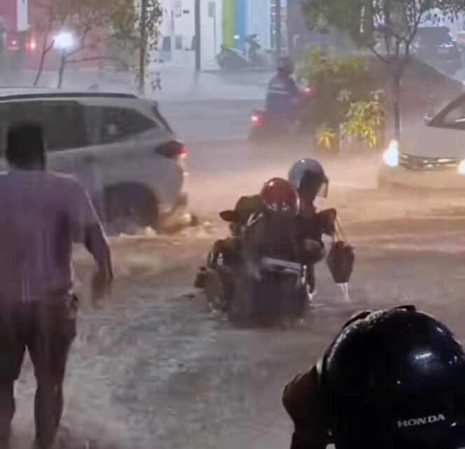 
 Banjir di Bandar Lampung, Selasa 13 April malam melanda jalan protokol hingga menyulitkan mobilitas warga. Foto banjir di persimpangan lampu merah RSUDAM. Foto dok