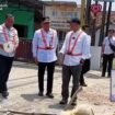 Gubernur Mirza tampak gusar melihat drainase di ruas Metro - Wates yang ditinjaunya ternyata tidak dibuat sesuai aturan dan dipasang u-dicth. Foto dok