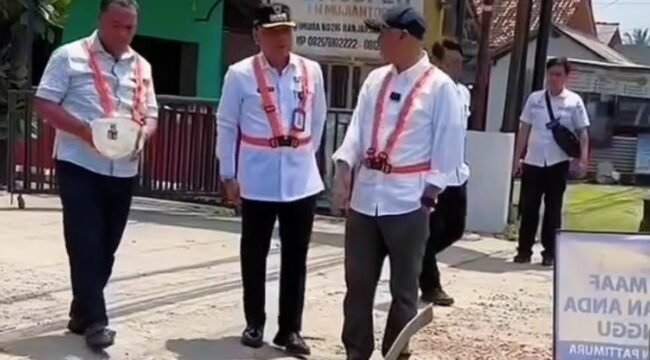 Gubernur Mirza tampak gusar melihat drainase di ruas Metro - Wates yang ditinjaunya ternyata tidak dibuat sesuai aturan dan dipasang u-dicth. Foto dok