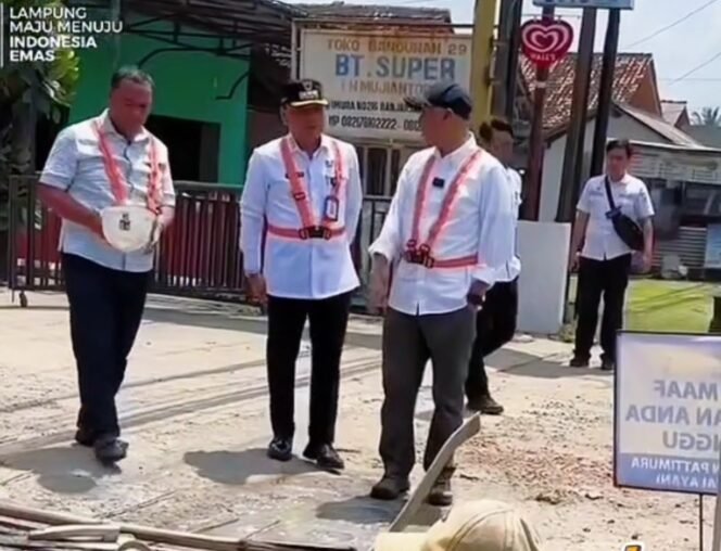 
 Gubernur Mirza tampak gusar melihat drainase di ruas Metro - Wates yang ditinjaunya ternyata tidak dibuat sesuai aturan dan dipasang u-dicth. Foto dok