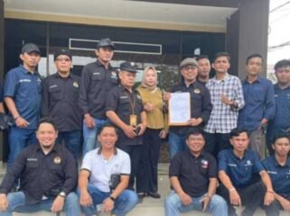 Puluhan wartawan saat melaporkan Kadis PSDA Provinsi Lampung ke Polresta Bandar Lampung, Kamis 30 April 2026. Foto dok 
