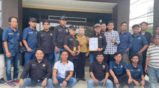 Puluhan wartawan saat melaporkan Kadis PSDA Provinsi Lampung ke Polresta Bandar Lampung, Kamis 30 April 2026. Foto dok 