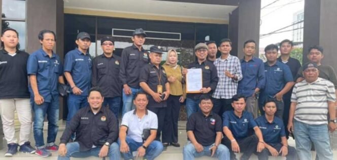 
 Puluhan wartawan saat melaporkan Kadis PSDA Provinsi Lampung ke Polresta Bandar Lampung, Kamis 30 April 2026. Foto dok 