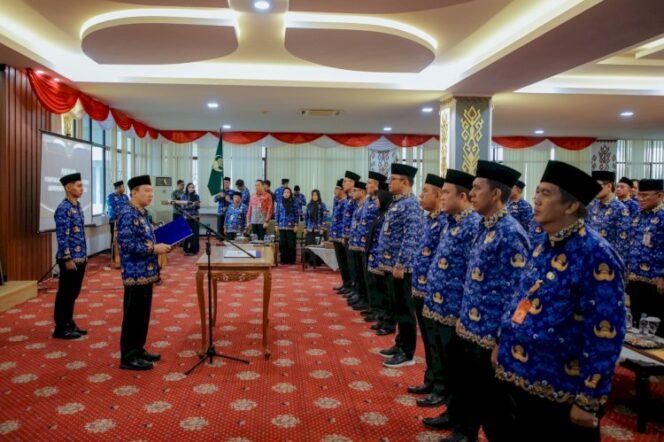 
 Ketua DPRD Korpri Provinsi Lampung Dr Marindo Kurniawan melantik Dewan Pengurus Korpri Kabupaten Way Kanan (PAW) di Balai Keratun, Pemprov Lampung, Kamis (30/4/2026). Foto dok