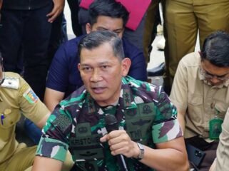 Pangdam XXI Radin Inten Mayjen Kristomei Sianturi sosok yang dekat dengan rakyat. Foto dok