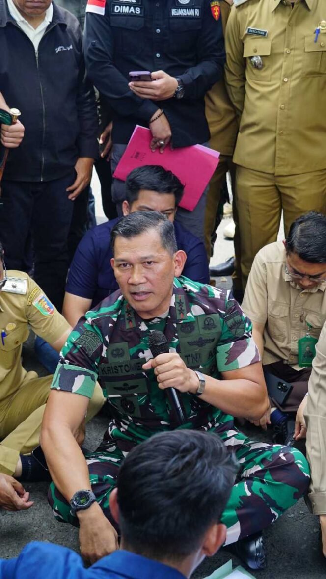 
 Pangdam XXI Radin Inten Mayjen Kristomei Sianturi sosok yang dekat dengan rakyat. Foto dok