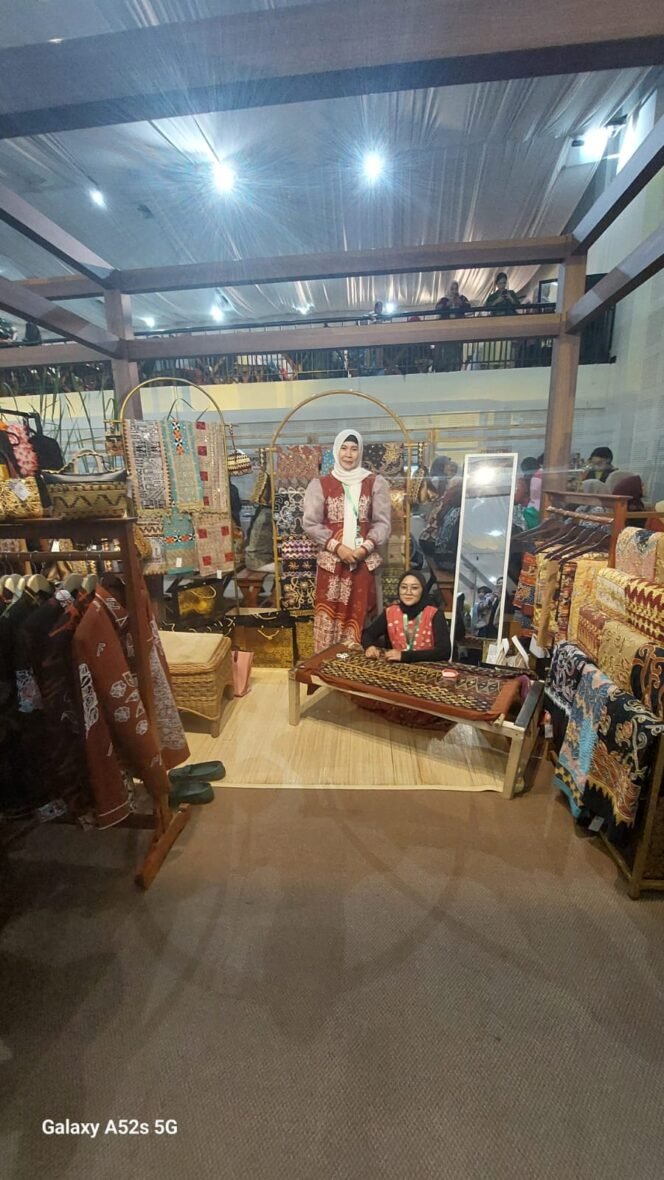 
 Menembus Pasar Nasional, Inovasi Tapis Lampung Memukau Pecinta Wastra