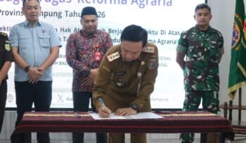 Sekdaprov Lampung Dr Ir Marindo Kurniawan, S.T., M.M., membuka Rakorda GTRA. Foto dok