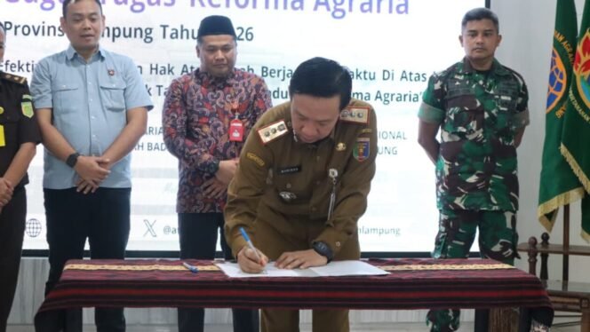 
 Sekdaprov Lampung Dr Ir Marindo Kurniawan, S.T., M.M., membuka Rakorda GTRA. Foto dok