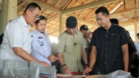 Gubernur Mirza saat meninjau percepatan hasil pertanian di Lampung Barat, beberapa waktu lalu. Foto dok