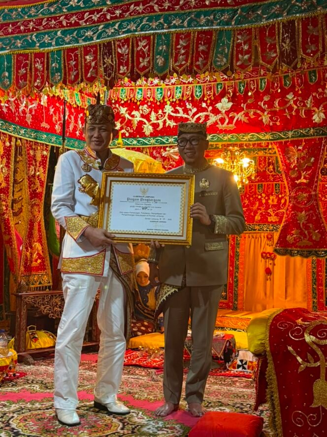 
 Digadang Akan Diturunkan untuk Putera Mahkota, Tongkat Pusaka Bindung Langit Dianugerahkan ke Gubernur Mirza (Bagian 2)