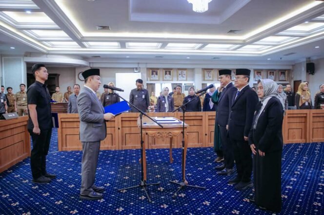 
 Sekdaprov Lampung Lantik Tiga Pejabat, Tekankan Integritas dan Transformasi Birokrasi