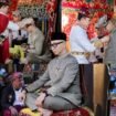 Prosesi Adat Angkon Muakhi Gubernur Lampung Rahmat Mirzani Djausal diangkat menjadi Adik Sultan Sekala Brak Yang Dipertuan Ke-23 SPDB Pangeran Edward Syah Pernong di Gedung Dalom Sekala Brak Kepaksian Pernong di Batu Brak Lampung Barat, Kamis 9 Juli 2026. Gubernur Mirza dianugerahi Pusaka Tongkat Bindung Langit. Foto Dok. Pemprov Lampung 