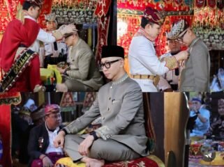 Prosesi Adat Angkon Muakhi Gubernur Lampung Rahmat Mirzani Djausal diangkat menjadi Adik Sultan Sekala Brak Yang Dipertuan Ke-23 SPDB Pangeran Edward Syah Pernong di Gedung Dalom Sekala Brak Kepaksian Pernong di Batu Brak Lampung Barat, Kamis 9 Juli 2026. Gubernur Mirza dianugerahi Pusaka Tongkat Bindung Langit. Foto Dok. Pemprov Lampung 