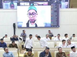 Tangkapan layar - Anggota Komisi II DPR RI Muhammad Khozin (layar) berbicara dalam rapat Komisi II DPR RI bersama Kementerian Dalam Negeri serta kepala dan wakil kepala daerah di Gedung DPR, Jakarta, Kamis (30/7/2026). (ANTARA/YouTube/TVR Parlemen/Fath Putra Mulya)