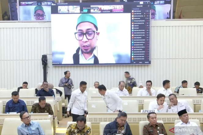 
 Tangkapan layar - Anggota Komisi II DPR RI Muhammad Khozin (layar) berbicara dalam rapat Komisi II DPR RI bersama Kementerian Dalam Negeri serta kepala dan wakil kepala daerah di Gedung DPR, Jakarta, Kamis (30/7/2026). (ANTARA/YouTube/TVR Parlemen/Fath Putra Mulya)