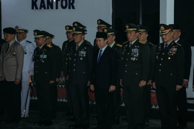 
 Beri Penghormatan dan Kenang Jasa Para Pahlawan, Sekdaprov Marindo Ikuti Apel Kehormatan dan Renungan Suci dalam rangka HUT RI Ke-81 