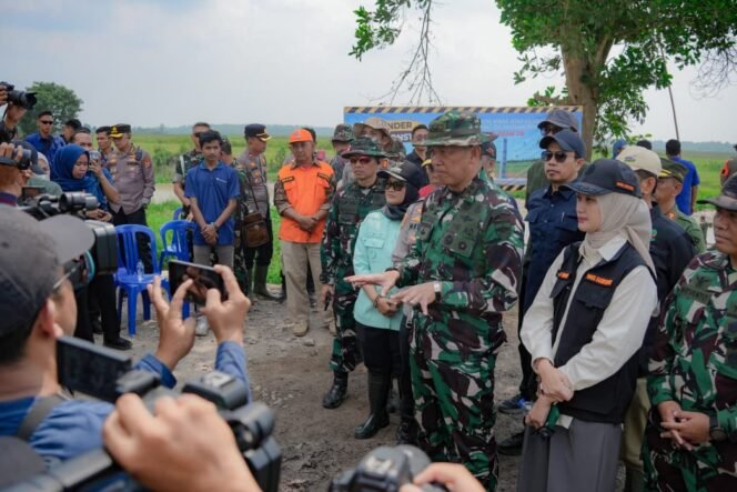 
 Water Bombing Serbu Titik Api Terakhir di Way Kambas, Helikopter Didatangkan dari Sumsel