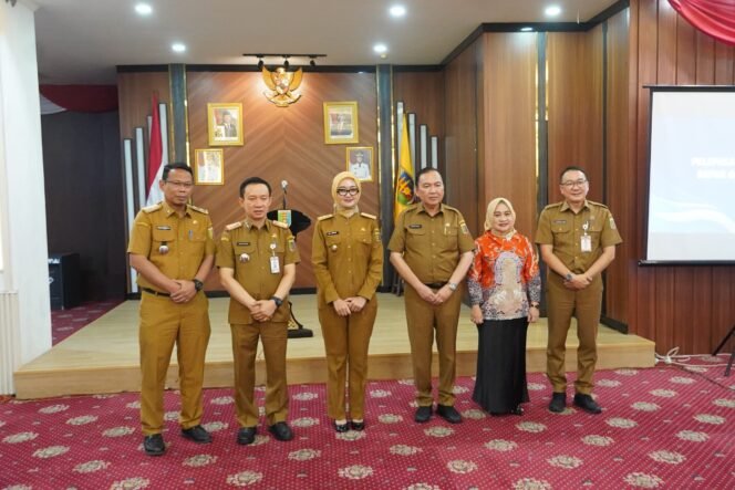
 Diiringi Penghormatan Resmi, Wagub Jihan dan Sekdaprov Marindo Lepas Purnabakti dr. Edwin Rusli