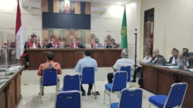 Sidang lanjutan kasus suap PMB Unila Tahun 2022 atas terdakwa Karomani, Heryandi, M Basri yang menghadirkan tiga saksi, yakni Ketua Satuan Pengendalian Internal (SPI) Unila Budiono (kiri), Dekan Fakultas Pertanian Unila Irwan Sukri Banuwa (kanan), dan Dekan Fakultas Matematika dan Ilmu Pengetahuan Alam (FMIPA) Unila (tengah) Suripto Dwi Yuwono, di Bandarlampung, Selasa (31/1/2023). ANTARA/Dian Hadiyatna.