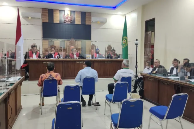 
 Sidang lanjutan kasus suap PMB Unila Tahun 2022 atas terdakwa Karomani, Heryandi, M Basri yang menghadirkan tiga saksi, yakni Ketua Satuan Pengendalian Internal (SPI) Unila Budiono (kiri), Dekan Fakultas Pertanian Unila Irwan Sukri Banuwa (kanan), dan Dekan Fakultas Matematika dan Ilmu Pengetahuan Alam (FMIPA) Unila (tengah) Suripto Dwi Yuwono, di Bandarlampung, Selasa (31/1/2023). ANTARA/Dian Hadiyatna.