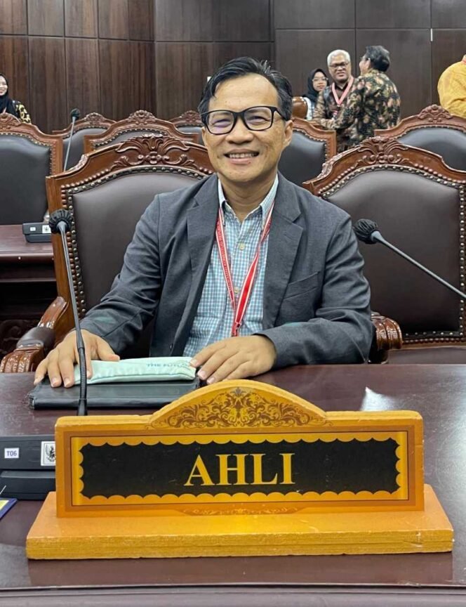 
 Pilrek Unila Bakal Makin Seru: Besok Giliran Prof Rudy Mendaftar