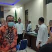 Budiyono seusai bersalaman dengan Heryandi di PN Tipikor Tanjungkarang pada 31 Januari 2023. Foto IST