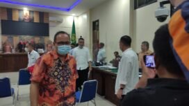 Budiyono seusai bersalaman dengan Heryandi di PN Tipikor Tanjungkarang pada 31 Januari 2023. Foto IST